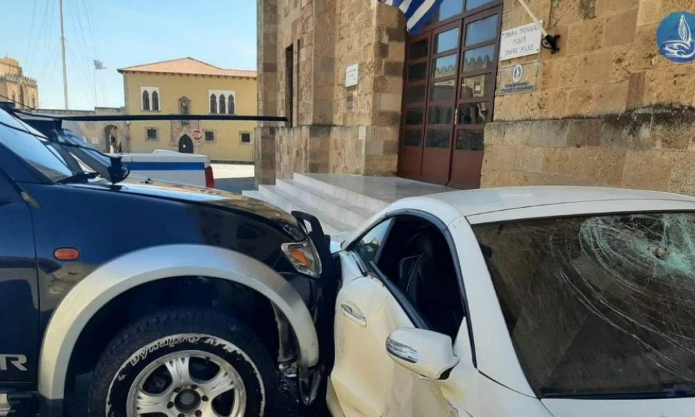 Ρόδος: Υπαστυνόμος διέλυσε με βαριοπούλα το αμάξι Αστυνομικού Διευθυντή